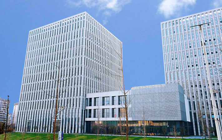 云服务器租用与自建机房成本对比：中小企业选型参考